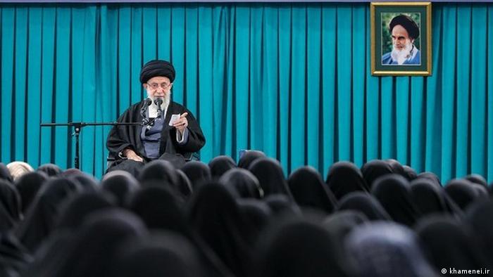 Líder supremo de Irán condena el envenenamiento de niñas