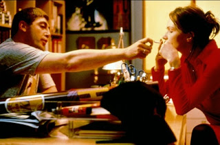David (interpretado por Javier Bardem) acendendo o cigarro na boca de Izabel (interpretada por Penélope Cruz)