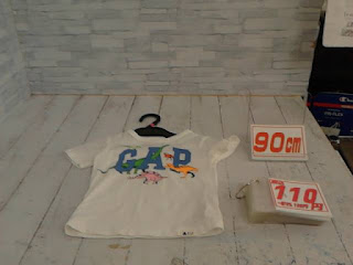 中古品　子供服　９０ｃｍ　ＧＡＰ　恐竜プリント　ホワイト　半袖Ｔシャツ　１１０円