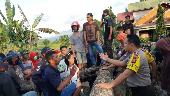 Kapolres Terjun Langsung Pengamanan di Jalan Trans Sulawesi yang Diblokade Warga Dumoga.