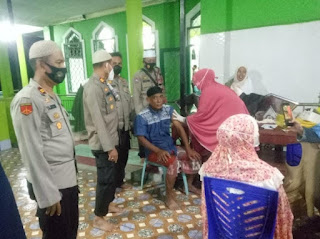 Polres Soppeng Sasar Masjid Untuk Melakukan Vaksinasi ke Jamaah Setelah Sholat Tarwih