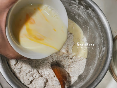 6. 將蛋液跟鮮奶拌勻，再加入鍋盆中。