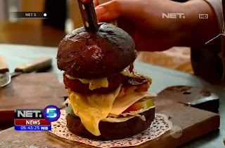 Warna-warni Boom! burger ini adalah kombinasi warna alami dan pewarna makanan dengan kualitas, serta kadar yang aman untuk dikonsumsi. Semua diproduksi secara home made dengan kualitas yang terjaga.