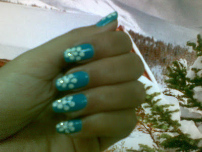 pretty blue nail art design picture