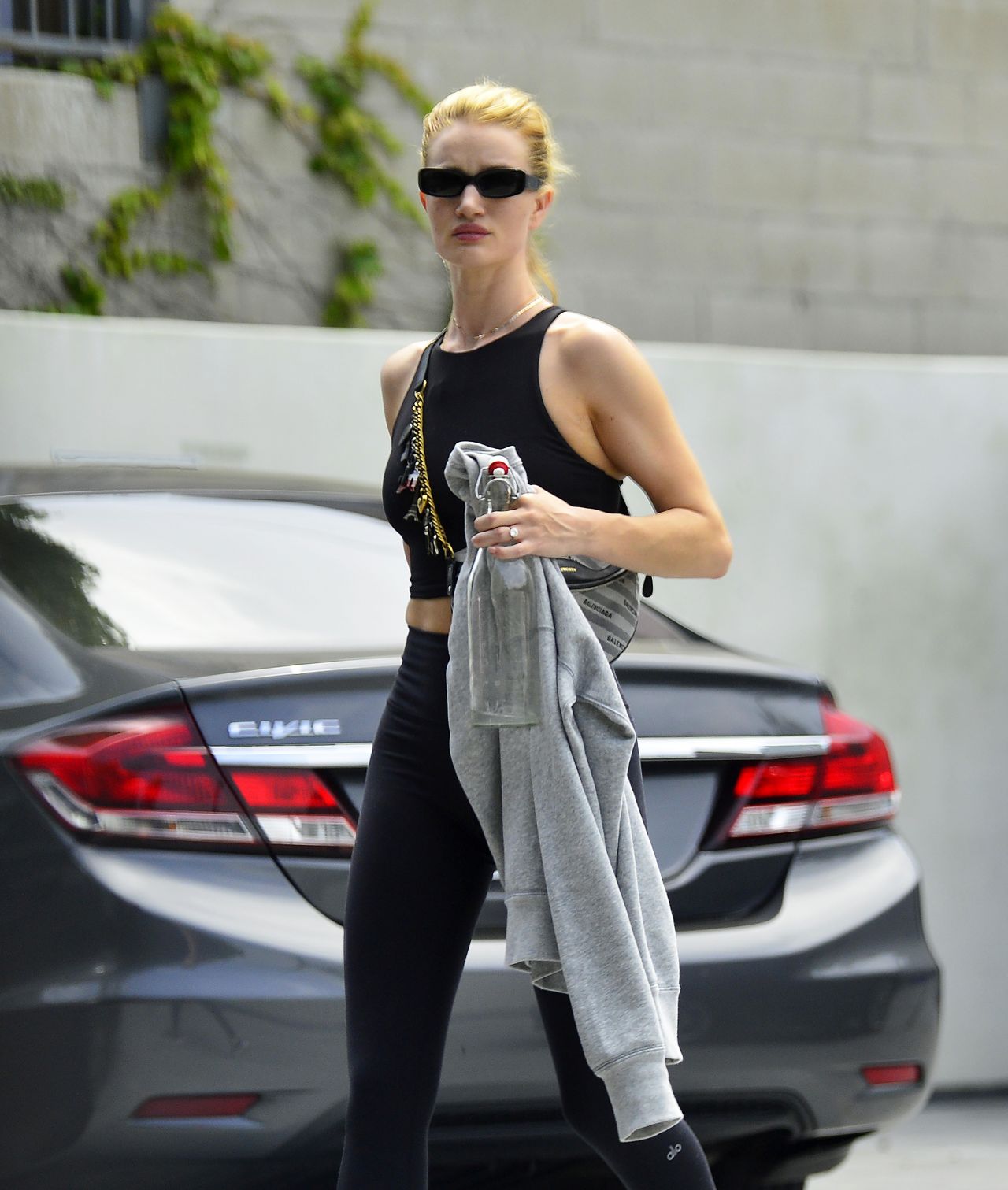 Rosie Huntington-Whiteley street style fashion in tights photo