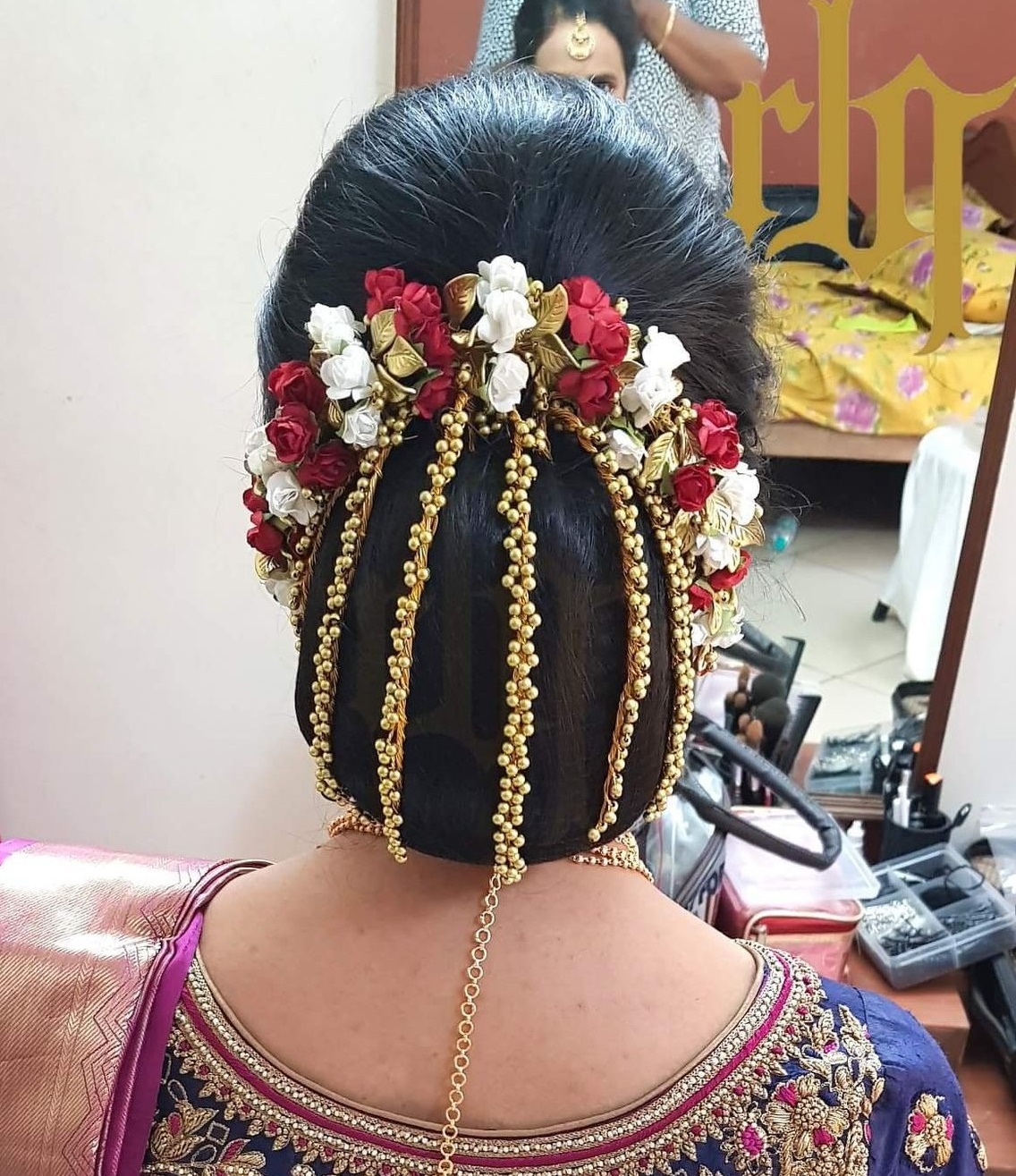 Indian Traditional low bun with gajra setting/ how to make low bun with  gajra setting/ low judha - YouTube