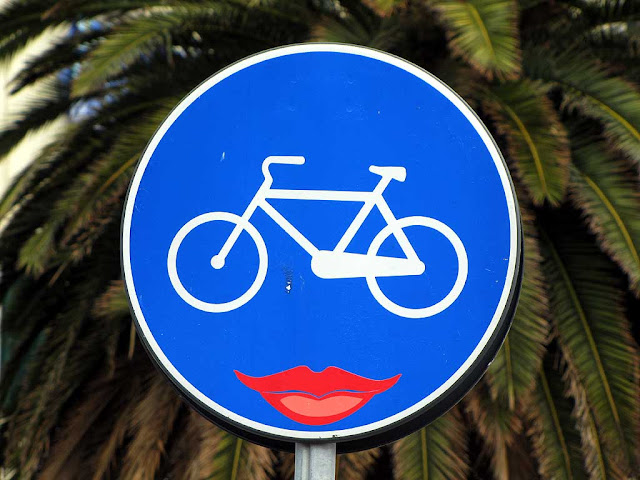 Bicycle lane sign with lipsticked mouth, Clet Abraham, piazza della Repubblica, Livorno