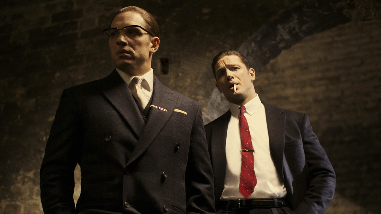 Tom Hardy em cena do filme Legend, no papel de Ronald e Reginald Kray