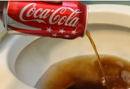 Utilidades da Coca-Cola que assustam e mostram que ela não é para o consumo humano .