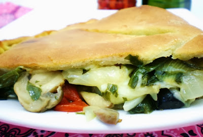 Calzone de Escarola, Cogumelo e Pimentão Vermelho (vegana)