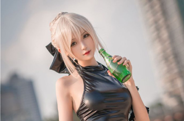 Cosplay Saber "ăn kem" cực gợi cảm bên hồ nước, điểm nhấn chính là đôi chân dài miên man