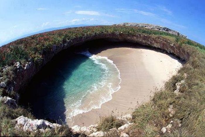 Marieta Islands, off the coast of Puerto Vallarta, Mexico is currently gaining a lot of attention by tourists. Many have visited this site before but couldn’t understand the wow factor involved until after an impressive and beautifully detailed capture of this beach was photographed by Thomas Porty.