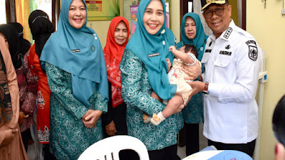 Pj. Ketua Posyandu Kampar Dampingi Pj. Gubernur Riau Sambangi Posyandu