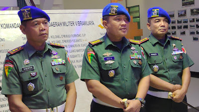 Caption. Suasana serah terima jabatan dua komandan militer di aula Pomdam V Brawijaya Surabaya.