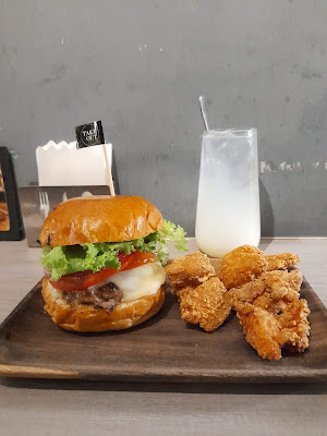 【台北貓咪咖啡廳】TakeOut Burger&Cafe 忠孝新生店｜手工漢堡、沙拉、炸物、Wi-Fi　馬茲瑞拉起司漢堡