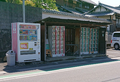 一須賀のコインロッカー式直売所(河南町)