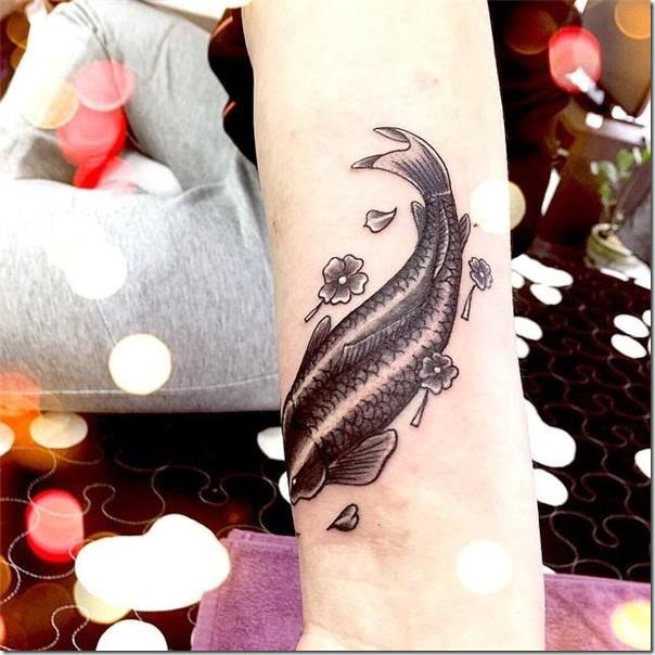 bien-femenina-en-tonos-de-gris-en-el-brazo bien-femenina-en-tonos-de-gris-en-el-brazo