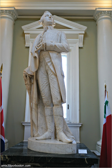 Escultura de Joseph Warren en el Interior del Monumento de Bunker Hill en Charlestown, Boston