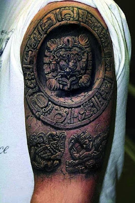 Tatuaje realista de jeroglíficos en el braso