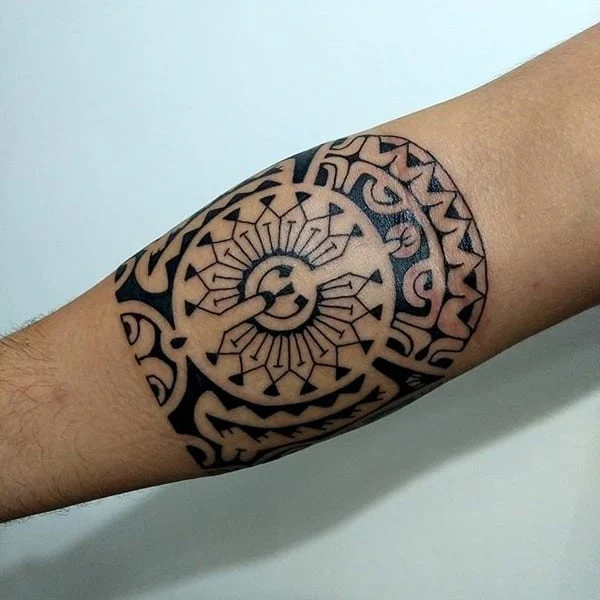 imagen de tatuaje maori estilo samoano