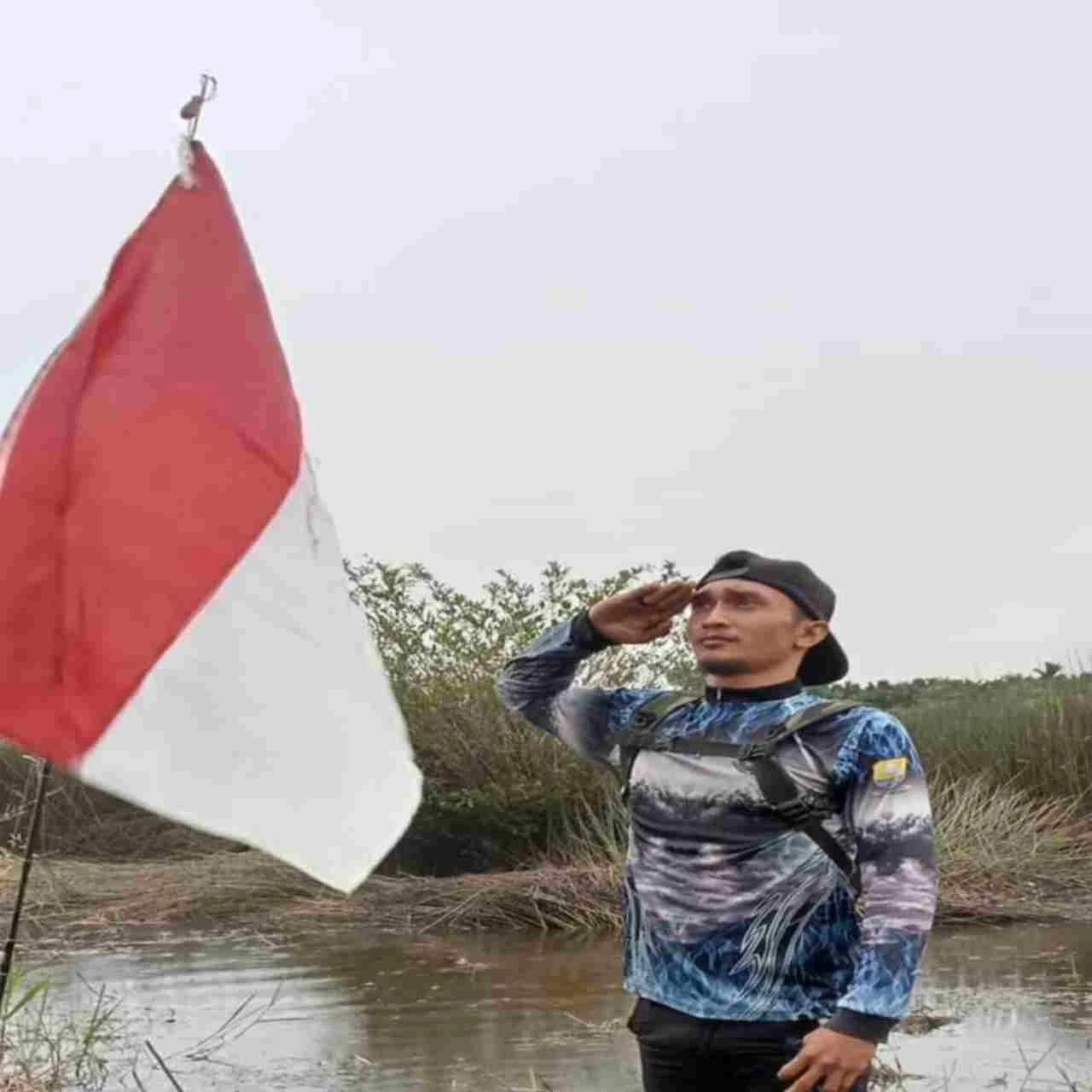 foto meme pemancing hormat bendera