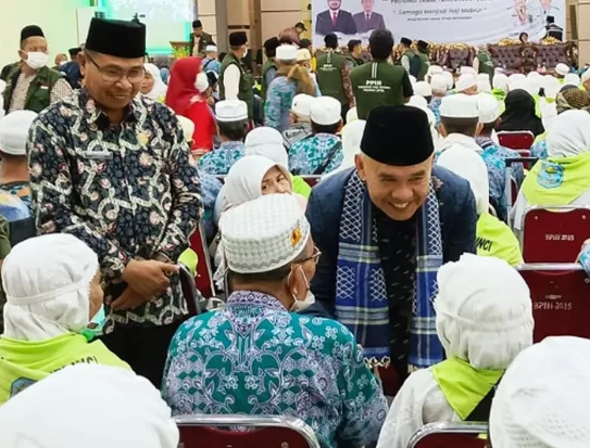 Tiba di Jambi, Para Jemaah Haji Asal Kerinci disambut Bupati Adirozal 