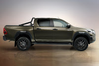 Toyota Hilux Invincible X Double Cab (2021) Side