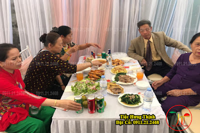 Đặt cỗ ở hạ đình thanh xuân