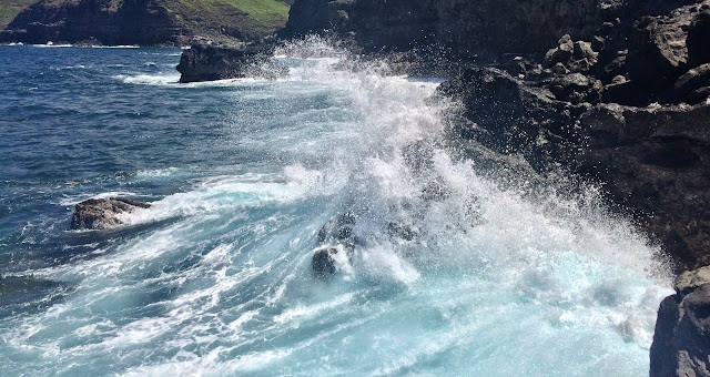 wave water crash droplets Maui Hawaii