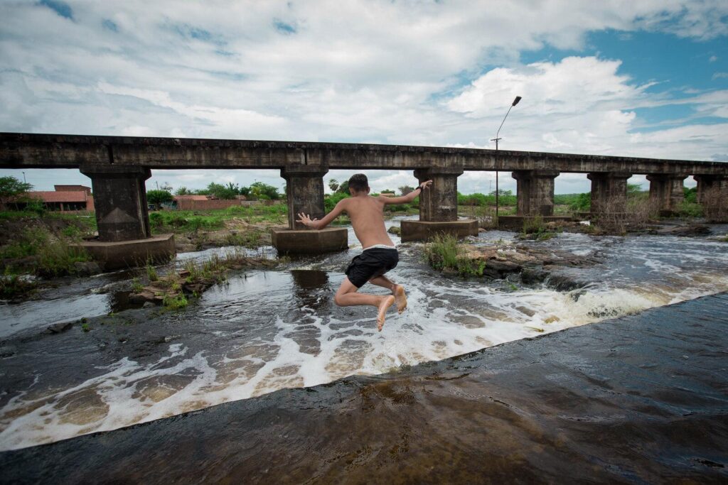 Açudes do CE sangram após chuvas, mudam paisagem seca e atraem visitantes de cidades próximas