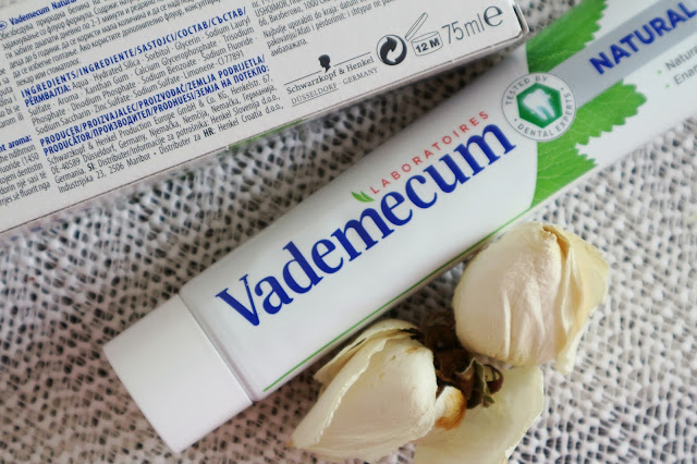 VADEMECUM Natural White відбілююча зубна паста