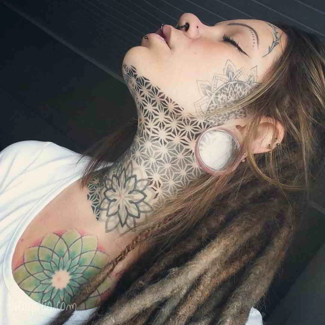 Mujer con tatuajes geométricos en el cuello