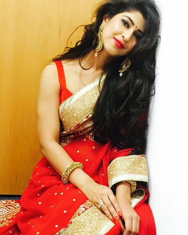 Sonarika Bhadoria saree curvy hot indian tv actress