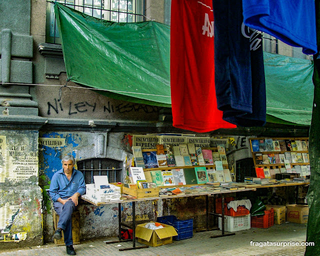 Banca de livros usados na Feira de Tristán Narvja, Montevidéu