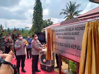 Tampak Hadir Dansat Brimob Polda Kalbar Kombespol Taufiq Hidayat, S. I. K, Dandim 1202 Singkawang LETKOL INF Condro Edi Wibowo, S. Sos, Men. Han, Bupati Bengkayang SEBASTIANUS DARWIS, S.E. M.M., Forkopimda Kab. Bengkayang para Tokoh Agama, Adat, Masyarakat dan tamu undangan.