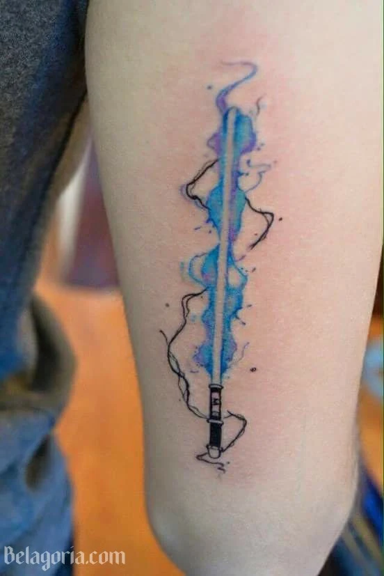 Un tatuaje de espada de luz