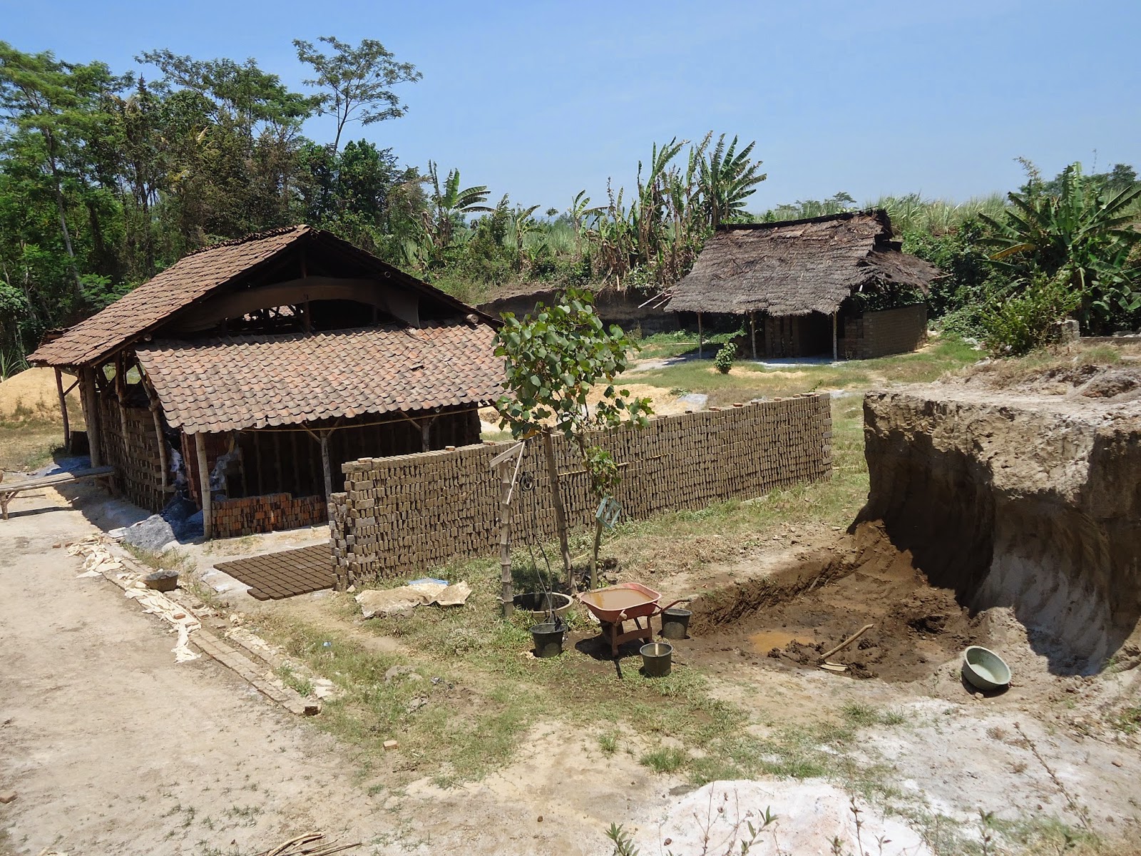 PENGRAJIN BATU  BATA  DI DESA SUMBEREJO KECAMATAN SUKODONO 