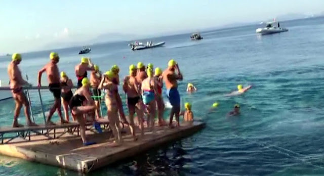 Nuotatori provenienti da tutto il mondo nuotano dalla costa albanese a Corfù