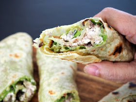 Wrap, con base de yufka (pan plano turco) y relleno de guacamole y sardinas