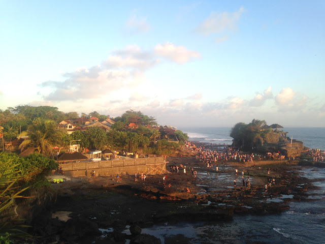 高台から見たタナロット寺院の全景