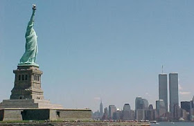 Deus da Terra de frente para as duas testemunhas, Estatua da Liberdade e torres gemeas do WTC