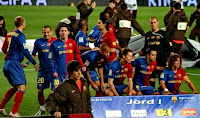 F. C. BARCELONA - Barcelona, España - Temporada 2008-09 - Gudjohnsen, Alves, Messi, Abidal, Márquez, Touré Yaya, Víctor Valdés; Henry, Hleb, Xavi y Puyol - BARCELONA 4 (Henry (3) y Alves), VALENCIA 0 - 06/12/2008 - Liga de 1ª División, jornada 14 - Barcelona, Nou Camp - El Barsa gana la Liga, con Pep Guardiola de entrenador