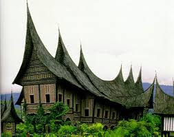 Rumah adat dari Sumatera Barat disebut Rumah Gadang