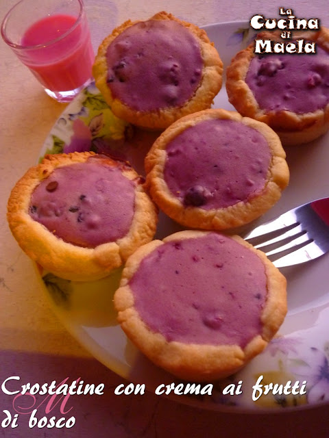 Crostatine con crema ai frutti di bosco