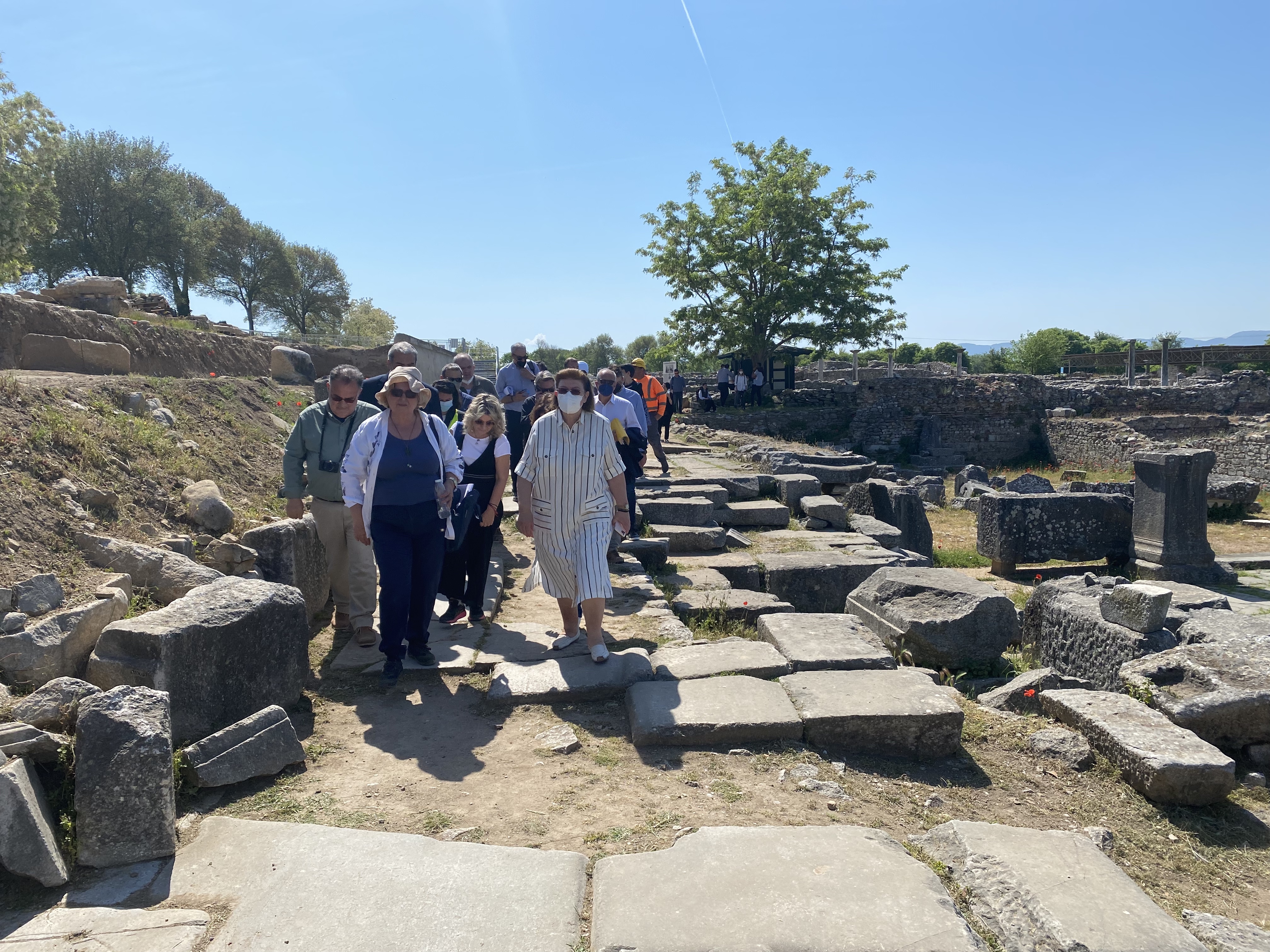 Αυτοψία της Λίνας Μενδώνη στον αρχαιολογικό χώρο των Φιλίππων