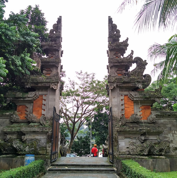 Rumah adat bali gapura candi bentar