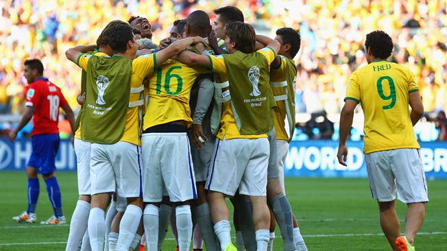 Brasil vs. Chile, en los Octavos de Final de la Copa Mundial de la FIFA Brasil 2014. Brasil gana 3-2 en penales a Chile, y avanza a Cuartos de Final, en donde quedará eliminado ante Colombia | Ximinia