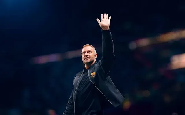 Le FC Barcelone a subi une défaite cruelle face à l'Atlético Madrid (1-2) ce samedi. Malgré une domination territoriale et plusieurs occasions franches, les Blaugranas ont été punis dans les dernières minutes de la rencontre.  Les Catalans ont ouvert le score en première période grâce à Pedri, mais n'ont pas réussi à concrétiser leur domination. Raphinha a trouvé la transversale et Lewandowski a manqué une occasion en or. Les Colchoneros, plus réalistes, ont égalisé par De Paul puis ont arraché la victoire dans les arrêts de jeu grâce à Sørloth. Flick positif malgré la défaite  Malgré cette déception, Hansi Flick s'est montré relativement optimiste en conférence de presse. L'entraîneur allemand a salué la performance de son équipe, soulignant la domination du Barça et les nombreuses occasions créées. "Nous avons joué incroyablement bien", a-t-il déclaré. "Nous avons eu de nombreuses occasions et c'est ce que je veux. Bien sûr, je suis déçu par le résultat, mais cela montre aussi que l'Atlético est une équipe expérimentée qui défend très bien." Flick a également insisté sur le caractère positif de cette performance : "Nous n'abandonnerons pas, nous reviendrons, et l'équipe montrera qu'elle peut marquer plus de buts. Nous avons eu des occasions claires que nous avons manquées et cela a toujours à voir avec le fait de marquer des buts." Le Barça sous la menace  Cette défaite pourrait avoir des conséquences importantes sur la course au titre. Le Barça pourrait se retrouver à la troisième place si le Real Madrid s'impose face à Séville ce dimanche. Les Blaugranas vont devoir rapidement se remettre de cette déception et enchaîner les victoires pour rester dans la course. Cette défaite est un coup dur pour le Barça, mais elle ne remet pas en cause le potentiel de l'équipe. Les Blaugranas ont montré de belles choses et peuvent nourrir de grandes ambitions pour la suite de la saison. Il faudra toutefois travailler sur l'efficacité offensive pour éviter de connaître de nouvelles désillusions.