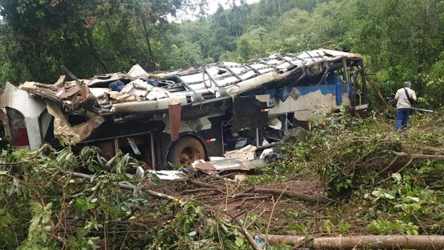 Ônibus cai em ribanceira e deixa 11 mortos e outros 20 feridos, em Sapopema, no PR