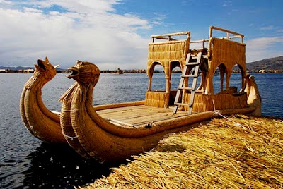 Foto de un barco artesanal en el Lago Titicaca